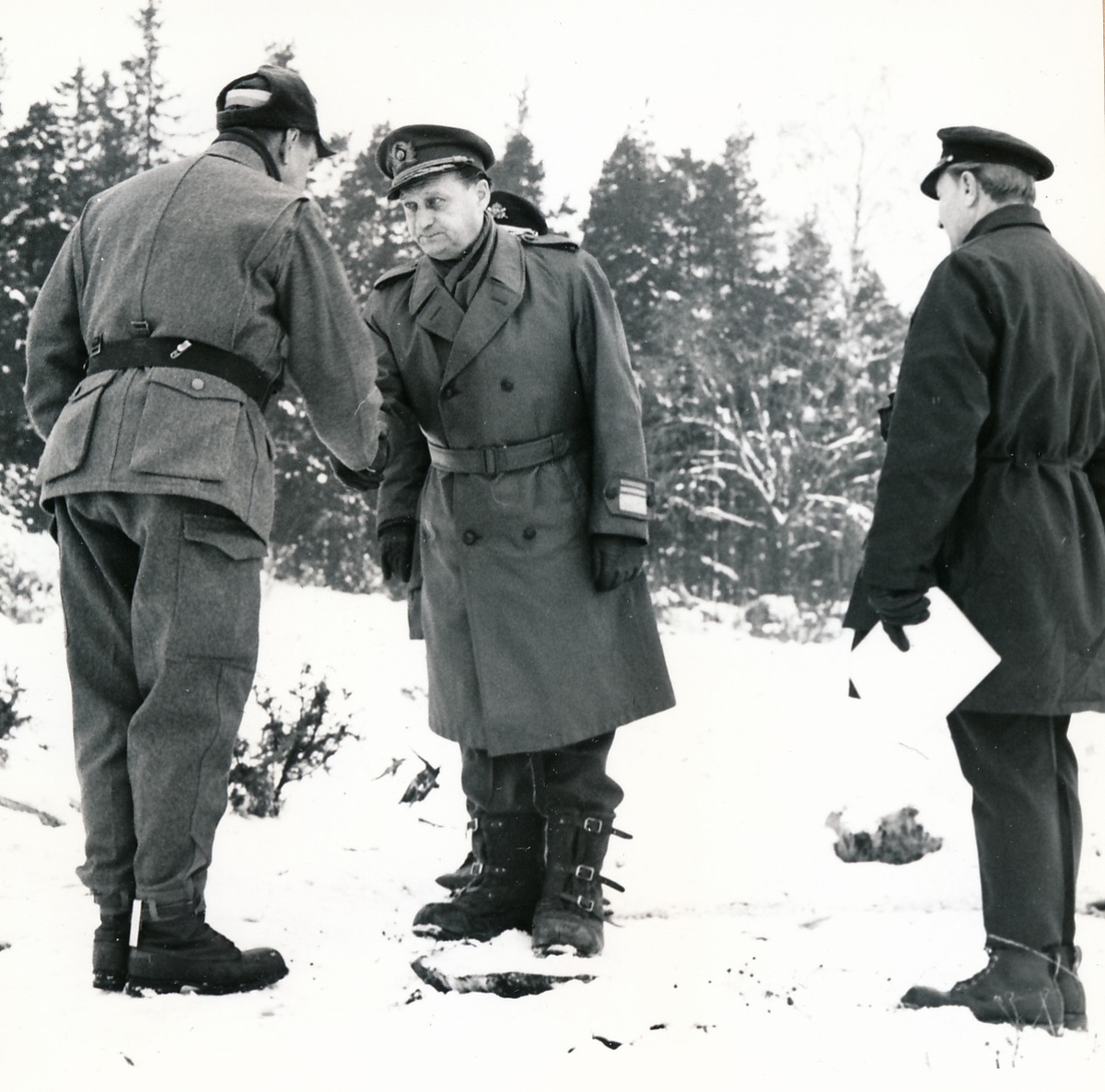 Förevisningsskjutning av vapenverkan på Härads skjutfält för åldersklassen och inbjudna gäster.

Bild 1: Frv. arméinspektören (vid Östra militärområdet) överste Kjell Nordström, finske generallöjtnanten Carl Olof Lindeman, överste Stig Colliander  
Bild 2: Frv. övningsledaren majoren Nils-Henrik Moberg hälsar på general Lindeman under överinseende av överste Colliander.
Bild 3: Frv. öv Colliander, gen Lindeman och öv Nordström.
Bild 4: Frv. öv Nordström, gen Lindeman och öv Colliander.
Bild 5: Frv. öv Colliander, gen Lindeman och öv Nordström.
Bild 6: Frv. öv Colliander, gen Lindeman, finsk följeofficer och öv Colliander.