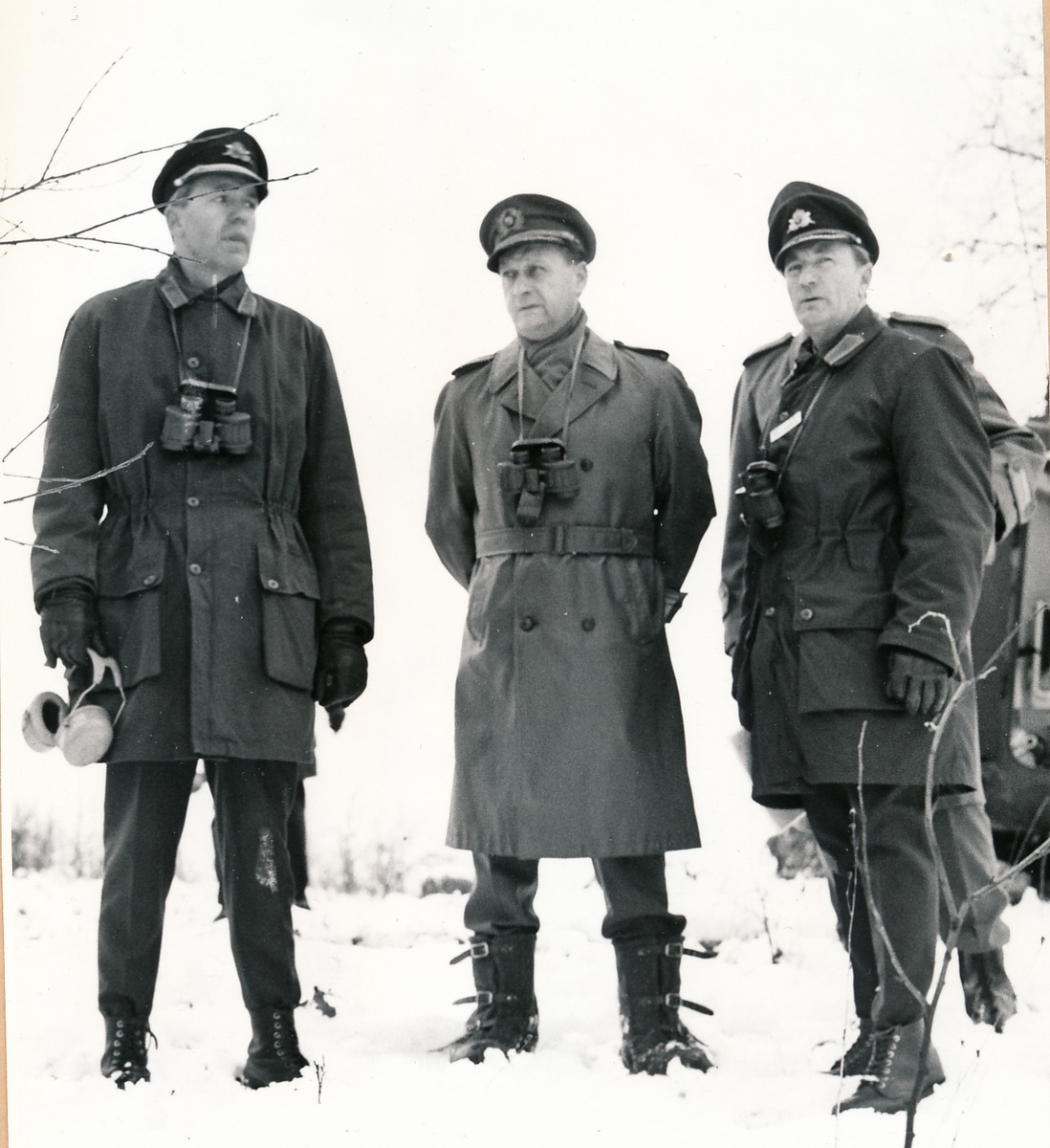 Förevisningsskjutning av vapenverkan på Härads skjutfält för åldersklassen och inbjudna gäster.

Bild 1: Frv. arméinspektören (vid Östra militärområdet) överste Kjell Nordström, finske generallöjtnanten Carl Olof Lindeman, överste Stig Colliander  
Bild 2: Frv. övningsledaren majoren Nils-Henrik Moberg hälsar på general Lindeman under överinseende av överste Colliander.
Bild 3: Frv. öv Colliander, gen Lindeman och öv Nordström.
Bild 4: Frv. öv Nordström, gen Lindeman och öv Colliander.
Bild 5: Frv. öv Colliander, gen Lindeman och öv Nordström.
Bild 6: Frv. öv Colliander, gen Lindeman, finsk följeofficer och öv Colliander.