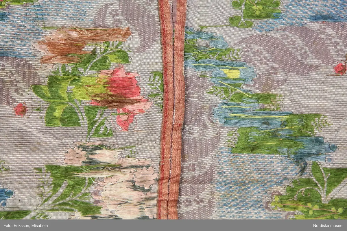 En välbevarad rokokobrokad från 1700-talets mitt som innan det syddes samman till det nuvarande stycket sannolikt tjänat som robe. Textilen är ett bra exempel på hur dyra tyger återbrukades.

/Ulla-Karin Warberg 2017-08-01