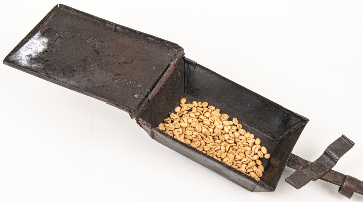 Kafferostare av metall. Handtaget kolnat. Från senare delen av 1800-talet.