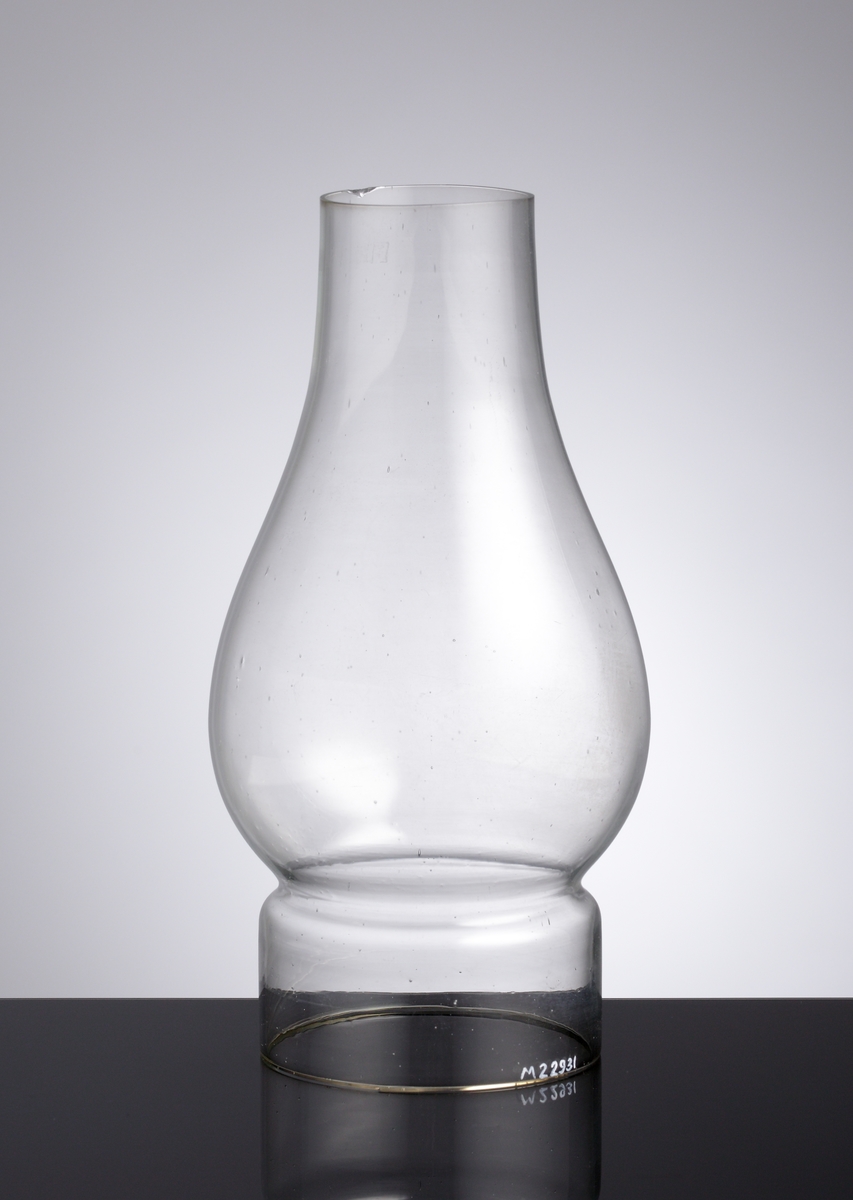 Päronformat lampglas (för båtutrustning). Mattstämplat "FIRE PROOF" vid övre kant.

Inskrivet i huvudkatalogen 1974.