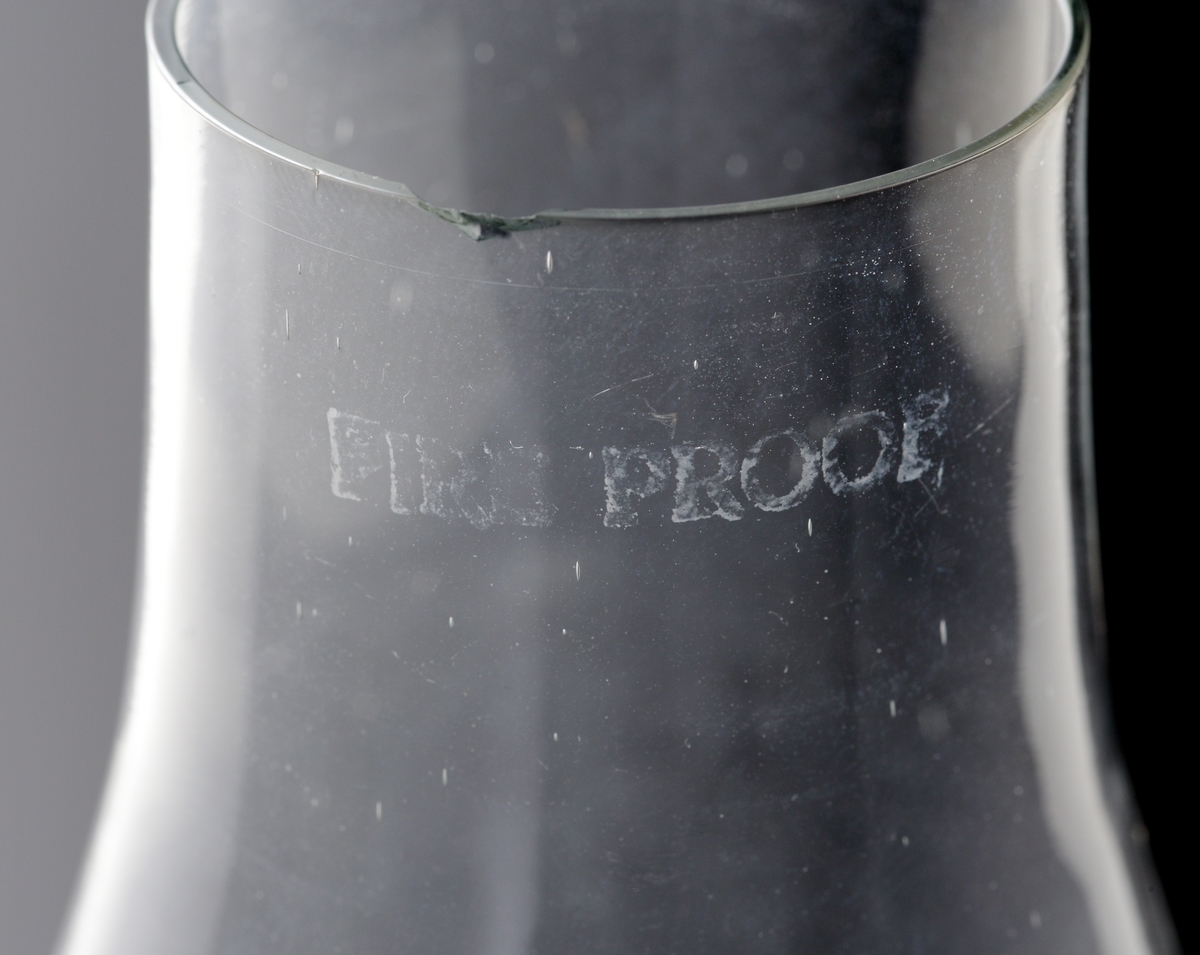 Päronformat lampglas (för båtutrustning). Mattstämplat "FIRE PROOF" vid övre kant.

Inskrivet i huvudkatalogen 1974.