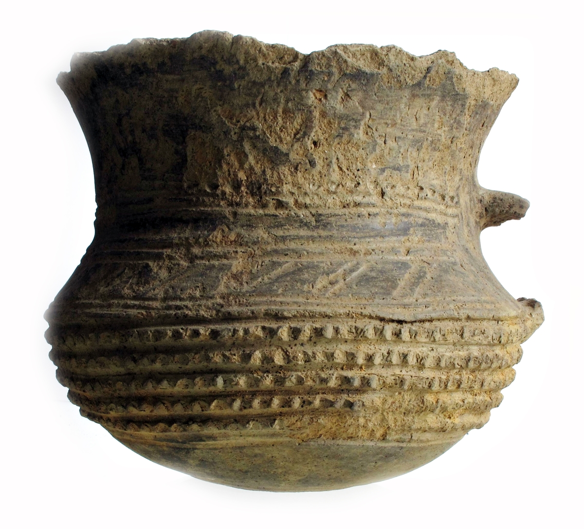 Vorte-kar med hank av lyst grålig, temmelig tynt gods av form nærmest som Bøe: anf. arb., fig. 136. Hals- og skulderornering består øverst og nederst av tre dobbelte linjebunter; over disse en punktert linje, mellom dem en hulkile og endelig parvis skråstilte linjer. Orneringen bøyer ned på begge sider av hanken. På øvre del av buken 5 rekker med vorter av samme type som anf. arb. fig. 135, men mer tettstilte. Nedre del uornert. Bunnen, som er oppdrevet, er avgrenset med en dobbeltlinje. Noen skår mangler ved randen,hanken er avslått og overflaten noe avskallet, ellers bra bevart.