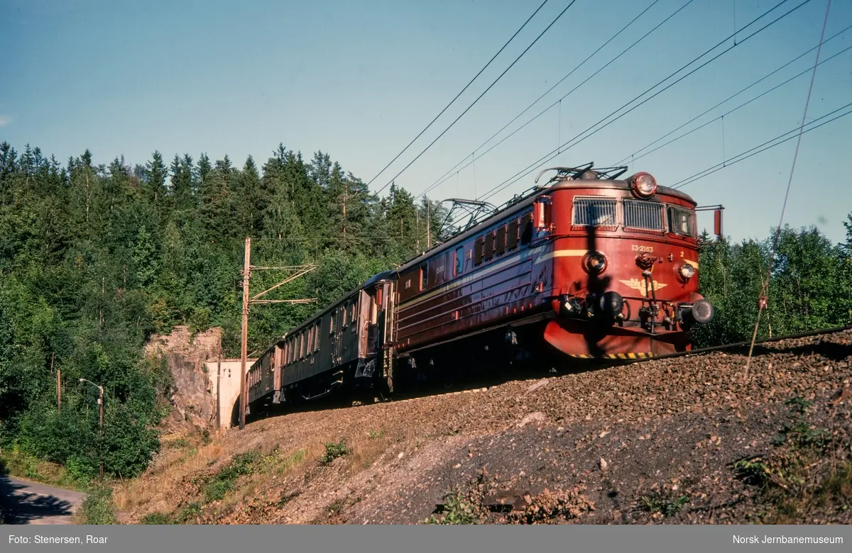 Elektrisk lokomotiv El 13 2163 med persontog fra Oslo V retning Drammen ved Åstad mellom Billingstad og Hvalstad.