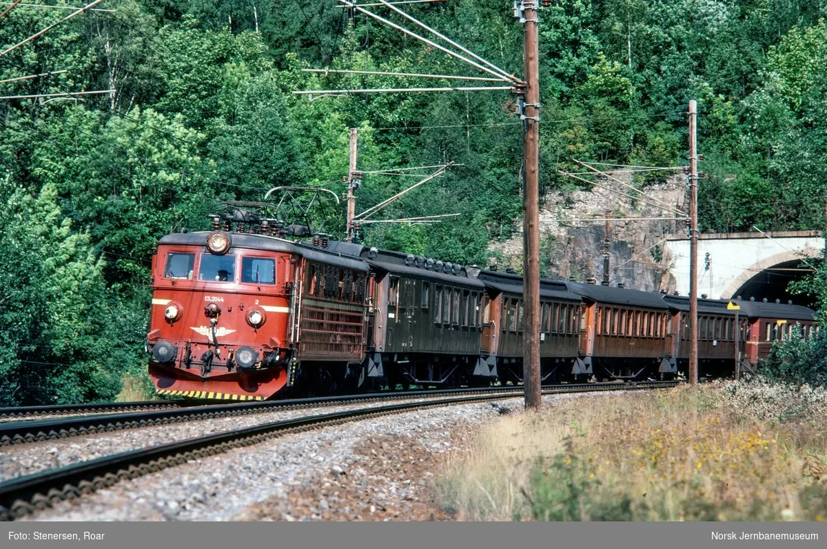 Elektrisk lokomotiv El 13 2144 med persontog fra Oslo V retning Drammen ved Åstad mellom Billingstad og Hvalstad.