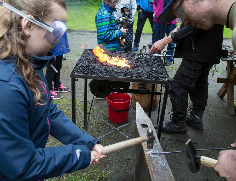 Barn smir jernkroker.