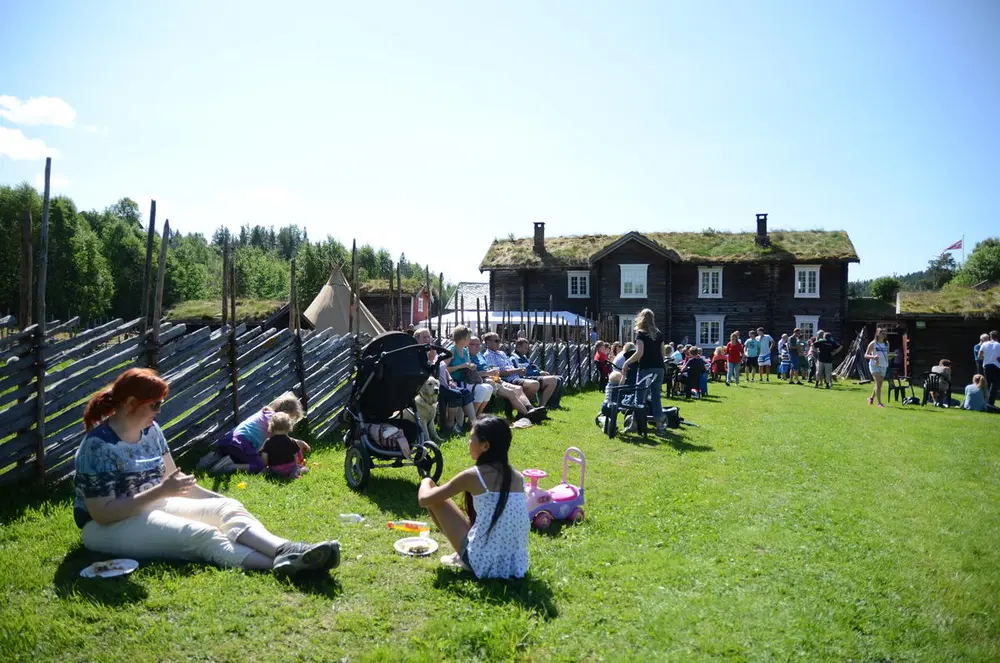 barn og voksne dølmotunet