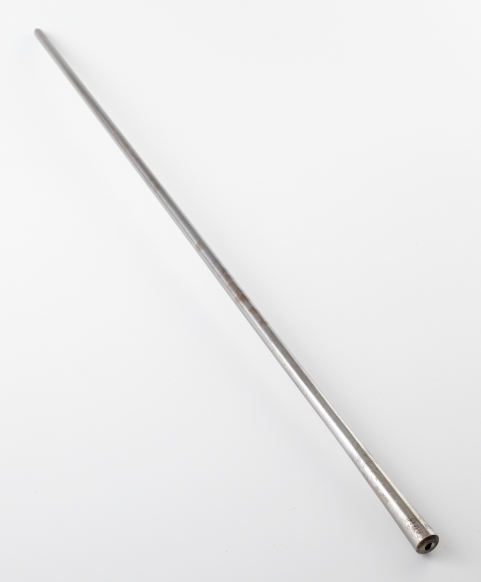 Glasblåsarpipa för vinglas och dricksglas m.m, Bestående av ett järnrör, som i ena änden utvidgar sig i en navel (knapp) och i den andra avsmalnar i ett munstycke. På naveln fångades glaset an.

Inskriven i huvudkatalogen 1935.