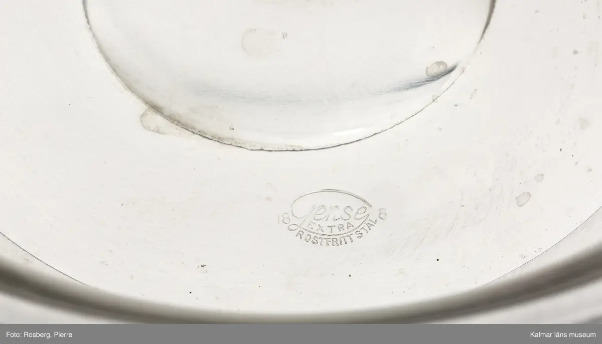 Dekorerad tårta på fat.