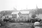 Medlemmar ur Linköpings skyttegille har samlats för fotografering framför föreningens skyttepaviljong i Magistratshagen. Föreningshuset var uppfört 1888 efter ritningar av Janne Lundin. Bild från omkring 1890.