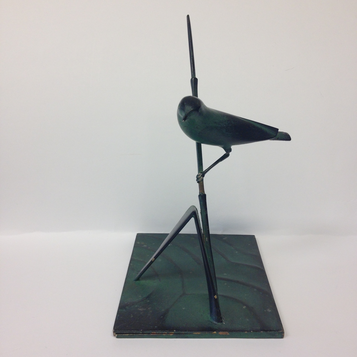 Produktionsexemplar. Skulpturen gjuten i brons, patinerad.