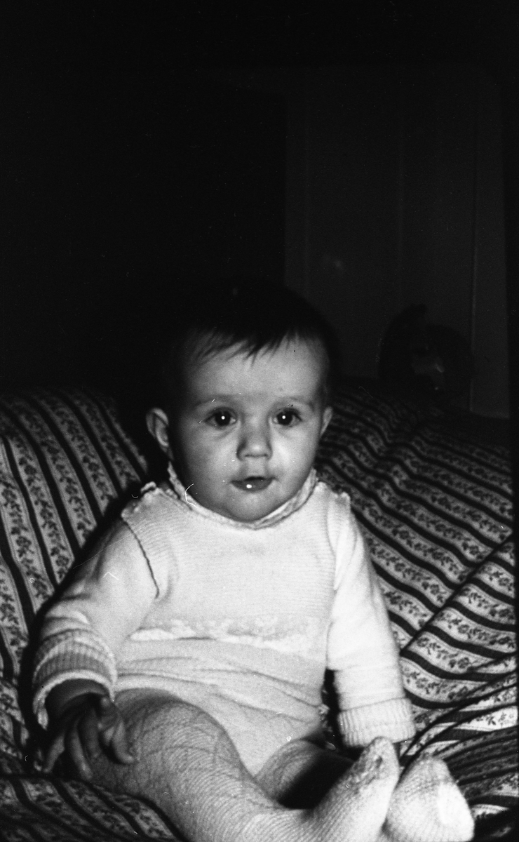 Portrett av et uidentifisert barn. Seks bilder.
