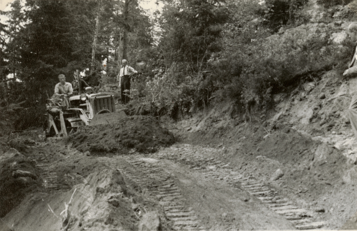 Text i fotoalbum: "De första traktorproven på Ingarö i aug. 1939. "