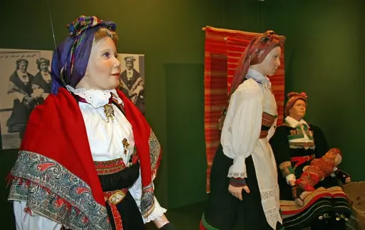 "So gjekk me kledde i Råbyggjelaget"