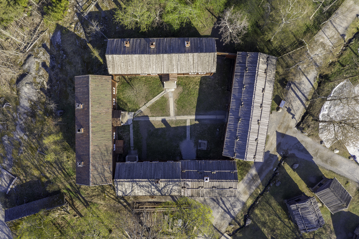 Delsbogården skapades under det sena 1930-talet med avsikten att gestalta en större bondgård i Hälsingland vid 1800-talets mitt. Gården består av byggnader flyttade från Delsbo socken, med undantag av en byggnad som härstammar från Ljusdals socken. Gården är helt sluten, där husen inte är byggda intill varandra sluts gården av höga plank. På Delsbogården finns tre bostadshus, ett fähus, en loge, två härbren samt en brunn. Byggnadernas ålder sträcker sig från 1500-talet till 1800-talets första hälft.