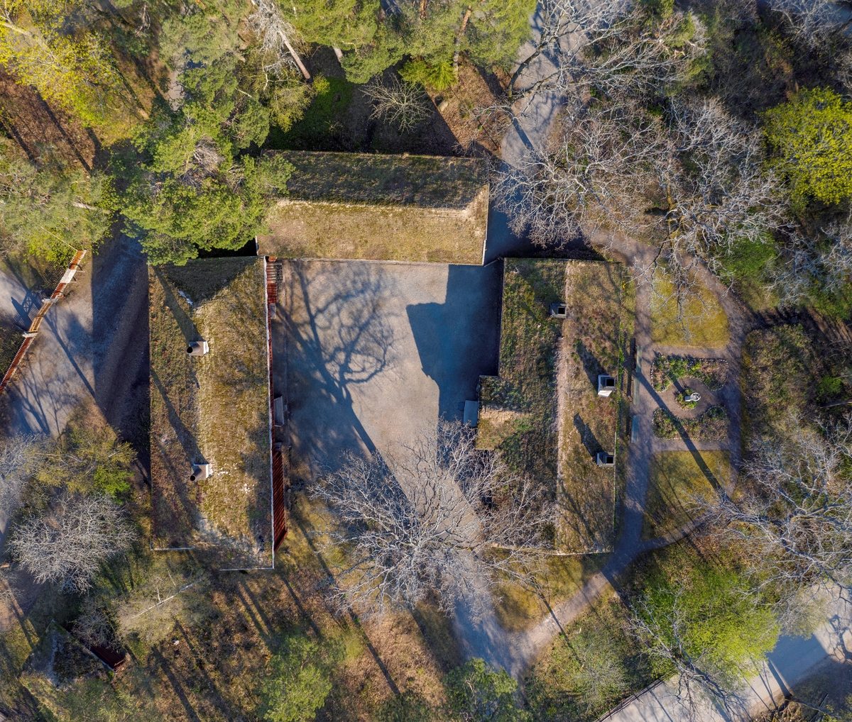 Det som idag kallas Bergsmansgården på Skansen har sammanställts och kompletterats med byggnader vid fyra tillfällen under åren 1895-1943. Avsikten är att illustrera en förmögen bergsmans mangård under 1700-talet. Gården sluts av plank mellan husen Laxbro - Yrstatorp - Greksåsars. I planket mellan Laxbro - Yrstatorp finns en dörröppning. Byggnaderna är hämtade från västra Västmanland i Örebro län. Bergsmansgården rymmer ett bostadshus, två loftbodar samt ytterligare en mindre bod.