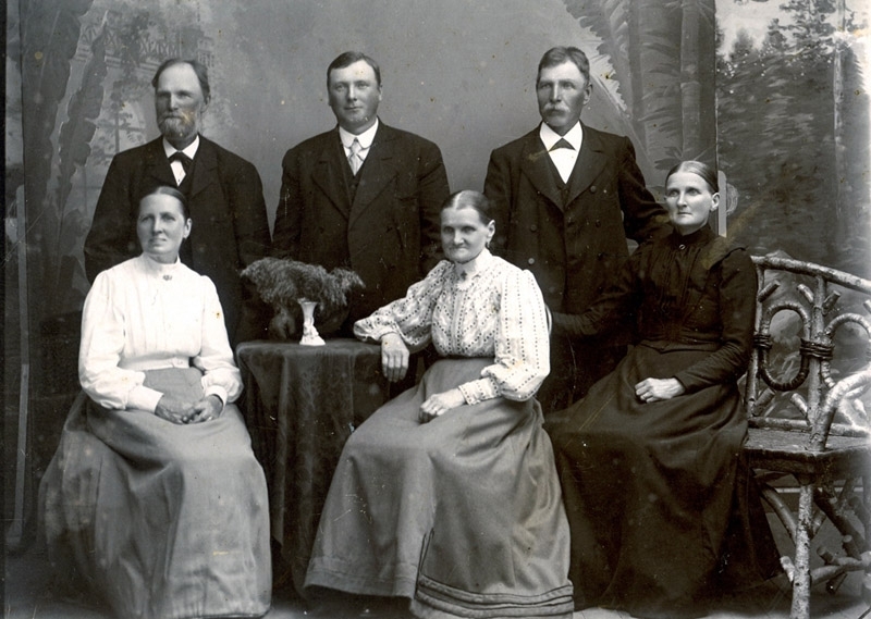 Ateljéfoto av sex (6) personer från Tulebo, okänt årtal. 
Stående från vänster: 1. Anders Edvard Mattsson, Tulebo (1844 - 1929). 2. Bernhard Bengtsson, Sporred (1853 - 1907). 3. Karl Bengtsson, Tuleboäng (1842 - 1912).
Sittande från vänster: 1. Josefina Bengtsson, Tulebo (1848 - 1929). 2. Britta Maria "Maja" Johannesdotter, Tuleboäng (1815 - 1898). 3. Gustava Bengtsdotter, Tuleboäng (1842 - 1926).