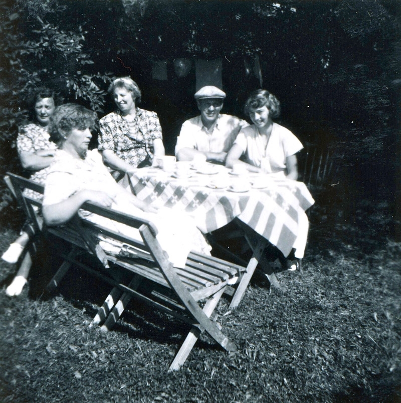 Sommargäster från Göteborg sitter i trädgårdsmöbler och fikar på "Kobacken", 1940-tal. Från vänster: 1. Anna Andreasson. 2. Hildur Lundström. 3. Karin Larsson. 4. Knut Larsson. 5. Siv Karlsson. De hyrde hos "Josefs" Hallen 1:4.