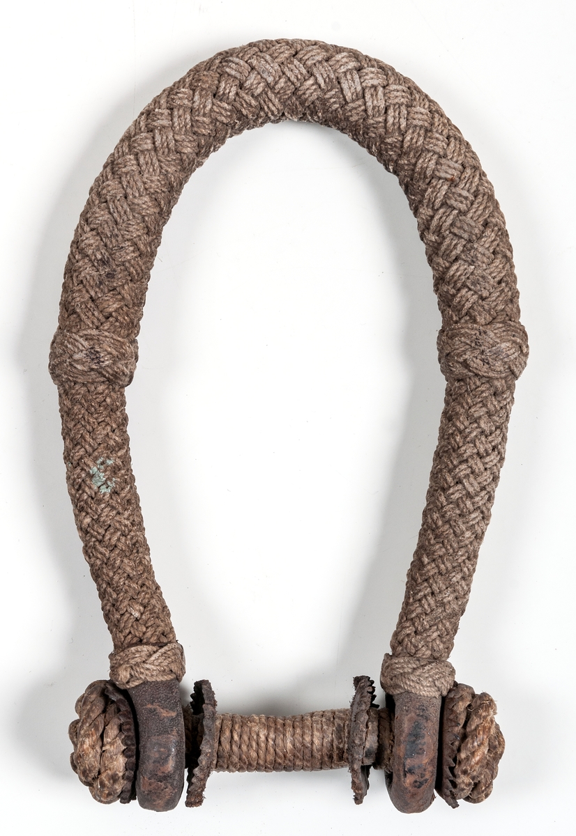 Handtag, till sjömanskista, 2 stycken. Flätade med läderdetaljer.