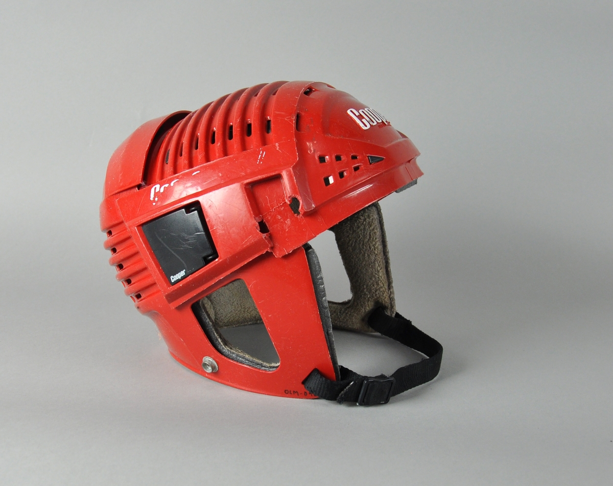 Velbrukt rød ishockey hjelm med polstring.