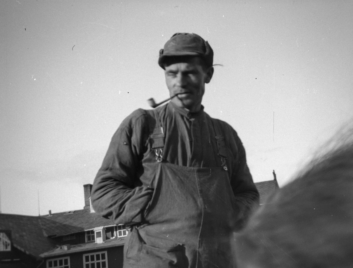 Østre Gausdal, Skei. Mann med pipe.