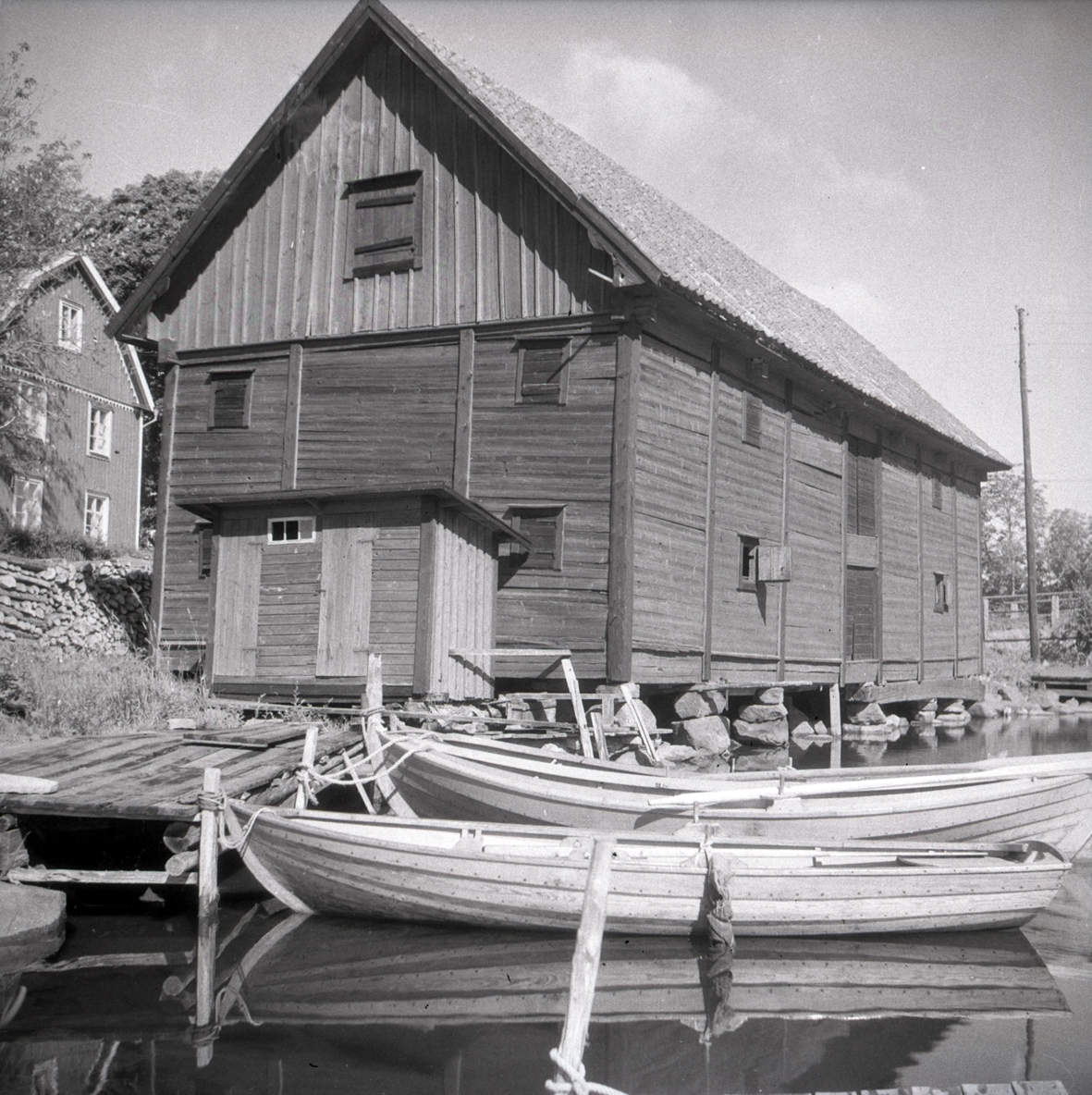 Misterhultsboden i Figeholm, med liggande panel och brygga.