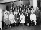 Elektrolux-Laboratoriet. Personalen i laboratoriet. 1:sta raden fr.v. Fru Olofsson, ing. Dilot, ing. Bäckström, fru Tillbom, fr. Nacke och ing Wilner. 2:dra raden fr.v. ing. Bergholm, Mag. Widell, ing. Ehnbom, ing. Olsson, snick. Björkgren, ing. Nilsson, verkm. Häggström. 3:dje raden fr.v. ing. Sundblad, svets. Stahre, ing. Lennmor, S.O. Larsson, ing. Strandberg, E. Norman, ing. Alhlqvist, ing. Blomqvist. 4:de raden fr.v. mek. Tyllström, svets Jonsson, S. Nilsson, O. Zetterqvist, svets. Brage och mek. Axelsson.