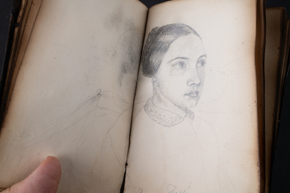 Skissbok med studieporträtt i blyerts av Wilhelmina Lagerholm (1826-1917).  Skisserna är förmodligen tecknade i Örebro under våren och sommaren 1850. I november samma år flyttade Wilhelmina Lagerholm till Stockholm för att studera teckningskonst och måleri. Boken är skadad genom brand. Några av bilderna är daterade och flera har namn på den avporträtterade. De föreställer släktingar, familjemedlemmar samt vänner och bekanta i Örebro.
Finns i OLM-PS-15, F:5