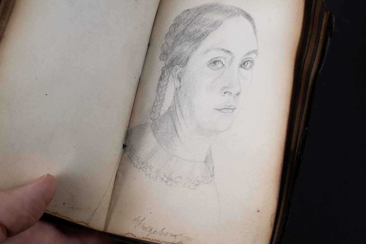 Skissbok med studieporträtt i blyerts av Wilhelmina Lagerholm (1826-1917).  Skisserna är förmodligen tecknade i Örebro under våren och sommaren 1850. I november samma år flyttade Wilhelmina Lagerholm till Stockholm för att studera teckningskonst och måleri. Boken är skadad genom brand. Några av bilderna är daterade och flera har namn på den avporträtterade. De föreställer släktingar, familjemedlemmar samt vänner och bekanta i Örebro.
Finns i OLM-PS-15, F:5