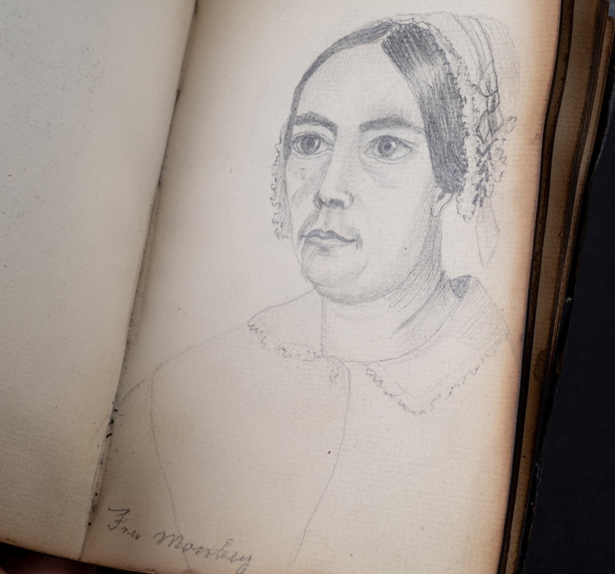 Skissbok med studieporträtt i blyerts av Wilhelmina Lagerholm (1826-1917).  Skisserna är förmodligen tecknade i Örebro under våren och sommaren 1850. I november samma år flyttade Wilhelmina Lagerholm till Stockholm för att studera teckningskonst och måleri. Boken är skadad genom brand. Några av bilderna är daterade och flera har namn på den avporträtterade. De föreställer släktingar, familjemedlemmar samt vänner och bekanta i Örebro.
Finns i OLM-PS-15, F:5