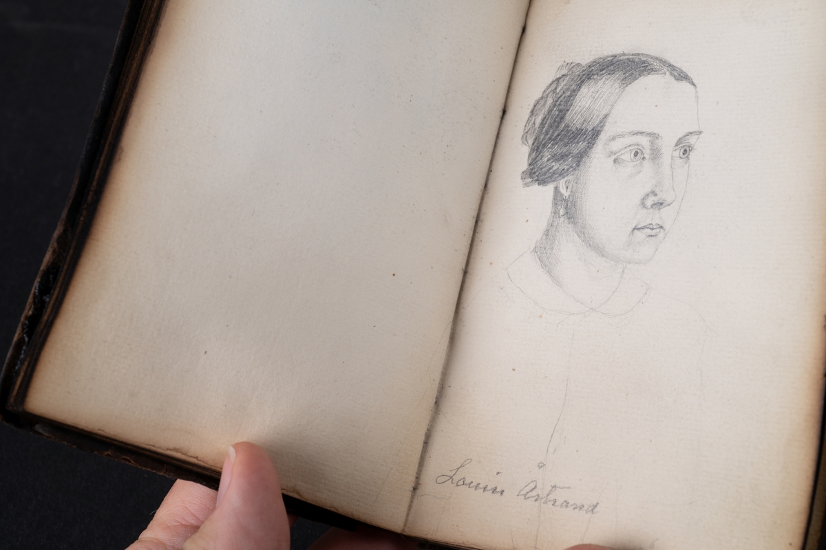 Skissbok med studieporträtt i blyerts av Wilhelmina Lagerholm (1826-1917).  Skisserna är förmodligen tecknade i Örebro under våren och sommaren 1850. I november samma år flyttade Wilhelmina Lagerholm till Stockholm för att studera teckningskonst och måleri. Boken är skadad genom brand. Några av bilderna är daterade och flera har namn på den avporträtterade. De föreställer släktingar, familjemedlemmar samt vänner och bekanta i Örebro.
Finns i OLM-PS-15, F:5