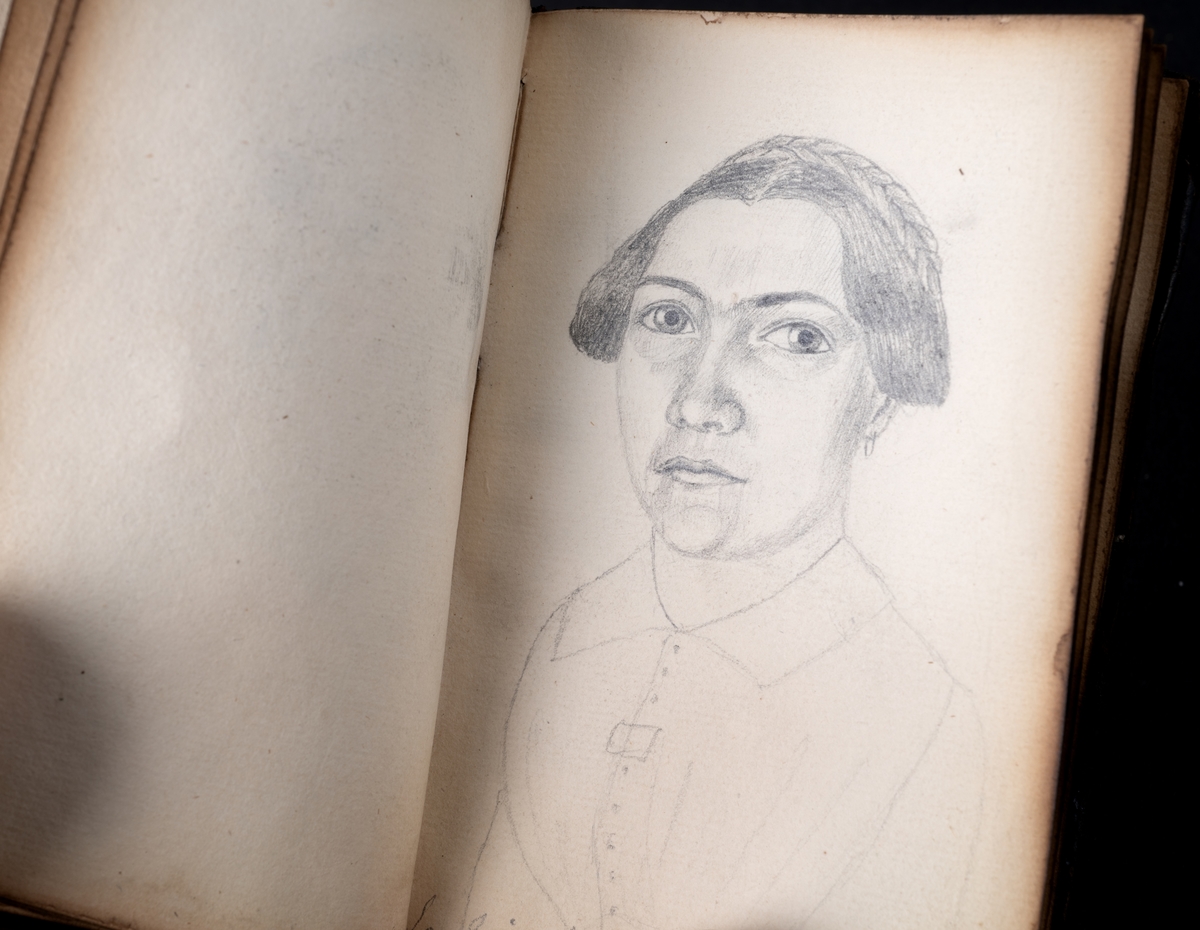 Skissbok med studieporträtt i blyerts av Wilhelmina Lagerholm (1826-1917).  Skisserna är förmodligen tecknade i Örebro under våren och sommaren 1850. I november samma år flyttade Wilhelmina Lagerholm till Stockholm för att studera teckningskonst och måleri. Boken är skadad genom brand. Några av bilderna är daterade och flera har namn på den avporträtterade. De föreställer släktingar, familjemedlemmar samt vänner och bekanta i Örebro.
Finns i OLM-PS-15, F:5