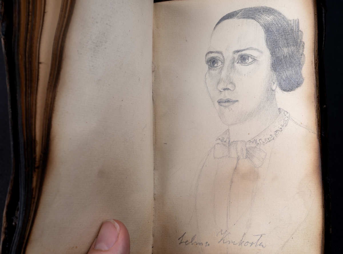 Skissbok med studieporträtt i blyerts av Wilhelmina Lagerholm (1826-1917).  Skisserna är förmodligen tecknade i Örebro under våren och sommaren 1850. I november samma år flyttade Wilhelmina Lagerholm till Stockholm för att studera teckningskonst och måleri. Boken är skadad genom brand. Några av bilderna är daterade och flera har namn på den avporträtterade. De föreställer släktingar, familjemedlemmar samt vänner och bekanta i Örebro.
Finns i OLM-PS-15, F:5