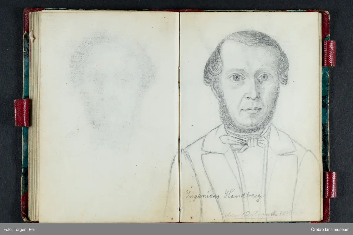 Skissbok med studieporträtt i blyerts av Wilhelmina Lagerholm (1826-1917).  Skisserna är förmodligen tecknade i Örebro under våren och sommaren 1850. I november samma år flyttade Wilhelmina Lagerholm till Stockholm för att studera teckningskonst och måleri. Några av bilderna är daterade och flera har namn på den avporträtterade. De föreställer släktingar, familjemedlemmar samt vänner och bekanta i Örebro.
Ingår i PS-15 Juliana Mannerfelt (W:s faster), F:5 Skissböcker, mm. Wilhelmina Lagerholm.