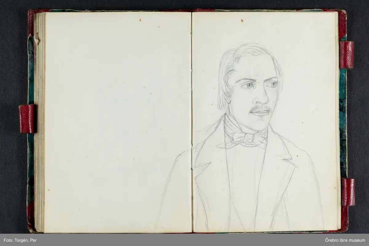 Skissbok med studieporträtt i blyerts av Wilhelmina Lagerholm (1826-1917).  Skisserna är förmodligen tecknade i Örebro under våren och sommaren 1850. I november samma år flyttade Wilhelmina Lagerholm till Stockholm för att studera teckningskonst och måleri. Några av bilderna är daterade och flera har namn på den avporträtterade. De föreställer släktingar, familjemedlemmar samt vänner och bekanta i Örebro.
Ingår i PS-15 Juliana Mannerfelt (W:s faster), F:5 Skissböcker, mm. Wilhelmina Lagerholm.