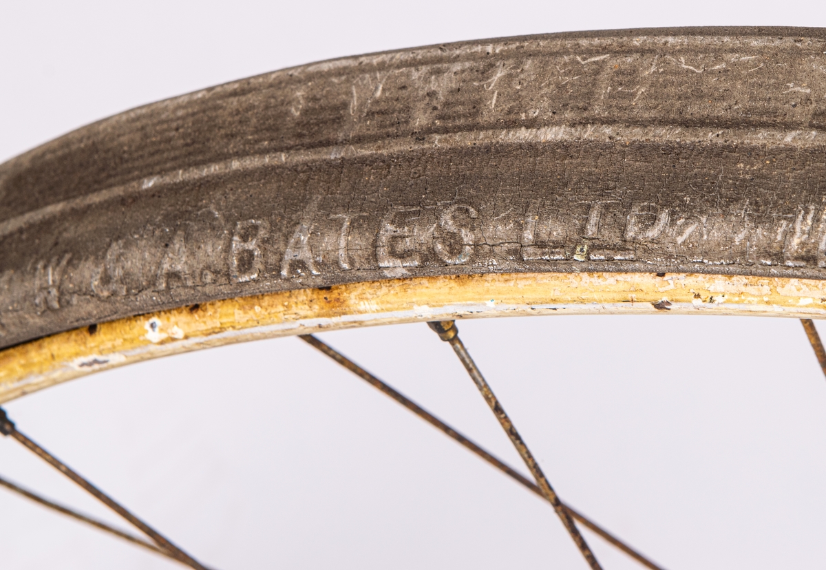 Cykel från 1800-talets slut.
Svartmålad. Gummidäck. Pakethållare i fram. Brun sadel av läder.
Den är tysk och är av märket Brennabor, modell No 1. Firman låg i Brandenburg.
Den är från sista årtiondena på 1800-talet.
Registreringsskyl i glas, nummer 5198.