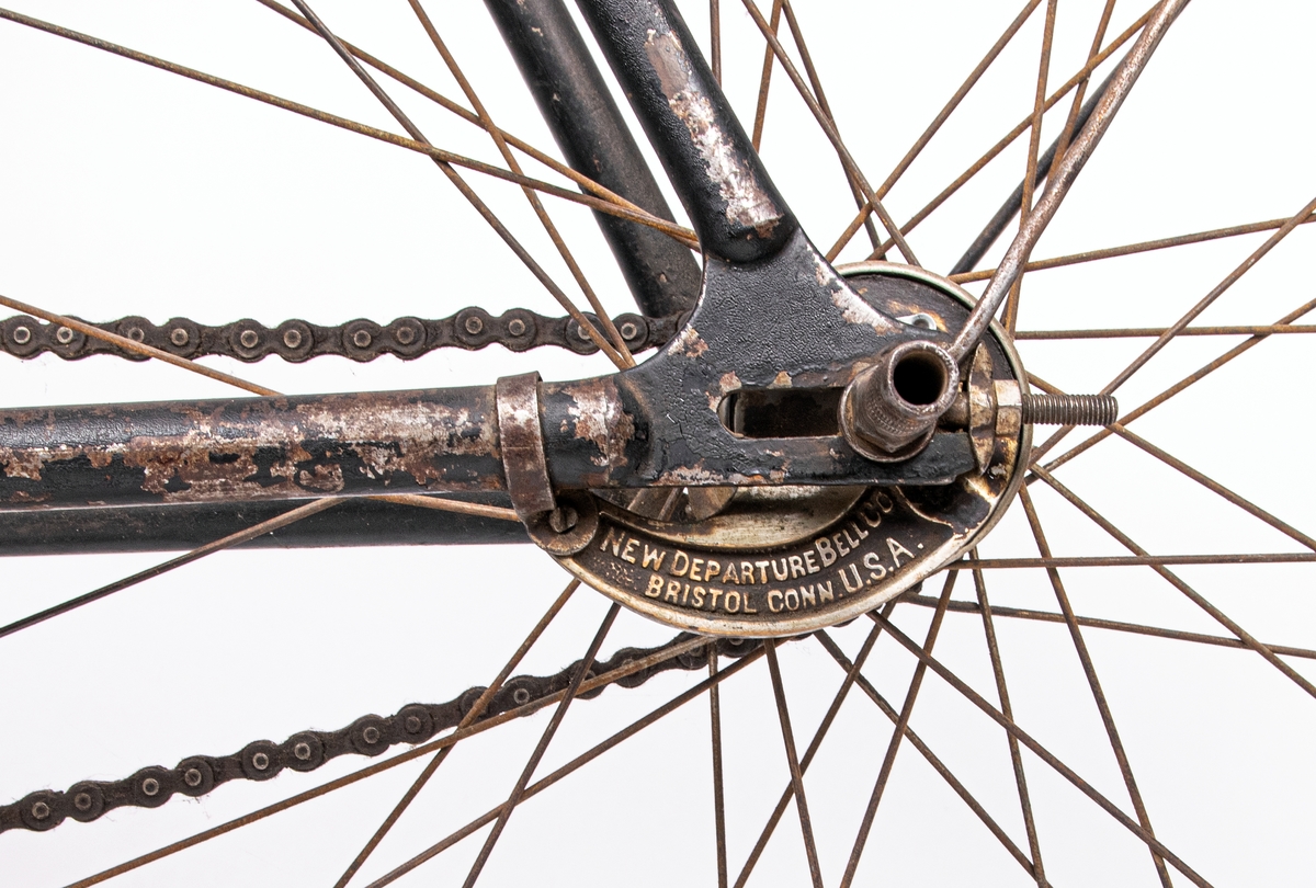 Cykel från 1800-talets slut.
Svartmålad. Gummidäck. Pakethållare i fram. Brun sadel av läder.
Den är tysk och är av märket Brennabor, modell No 1. Firman låg i Brandenburg.
Den är från sista årtiondena på 1800-talet.
Registreringsskyl i glas, nummer 5198.