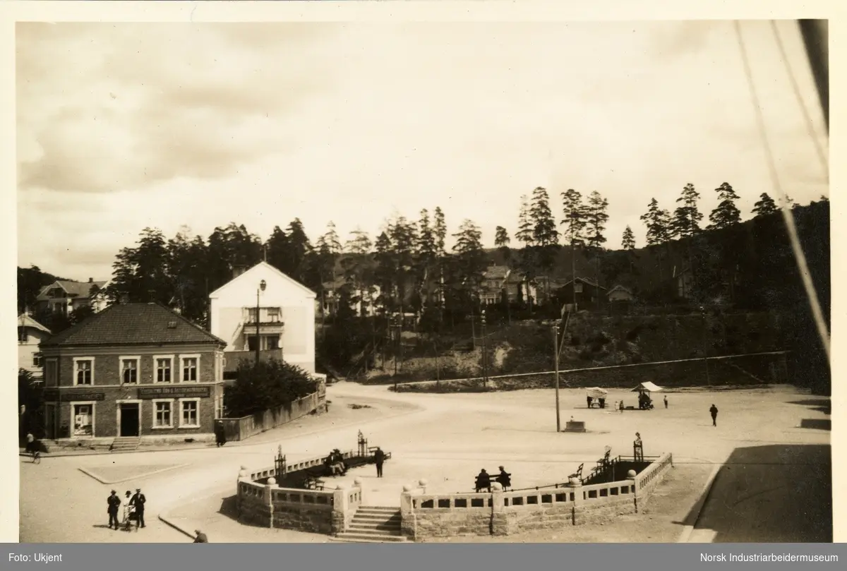 Utsikt over Notodden torg med mennesker og bebyggelse