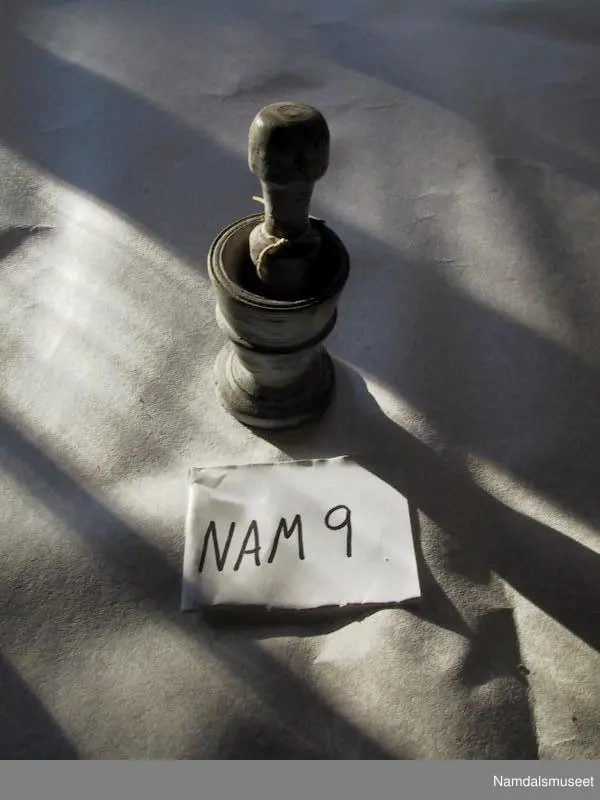 Form: Kjegleformet staup med stett.
