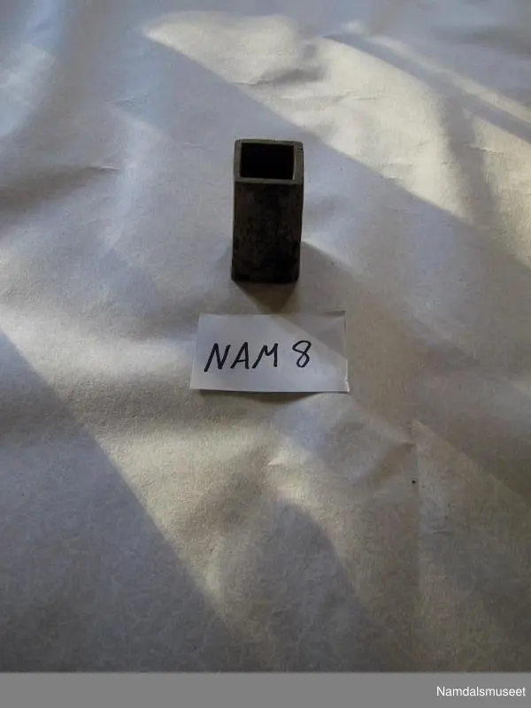 Fire like figurer, en på hver side