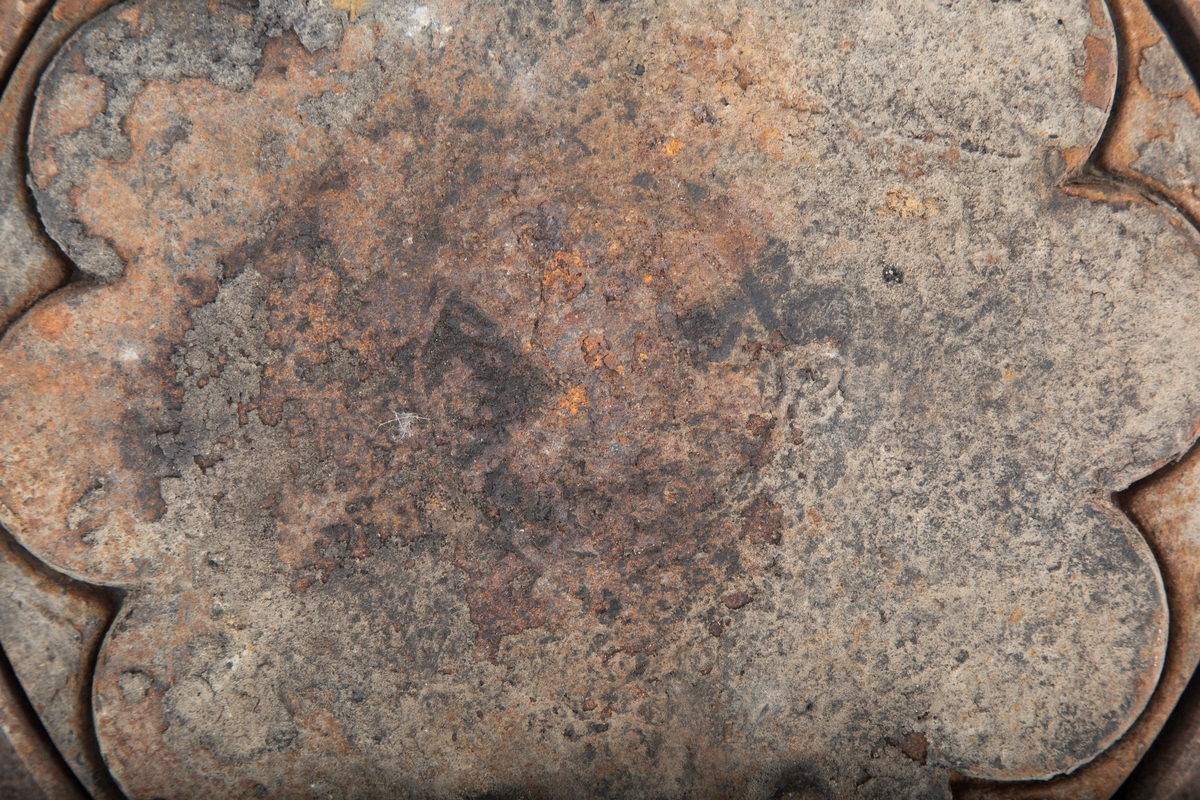 Rundt jern til bruk på vedkomfyr. Med ring