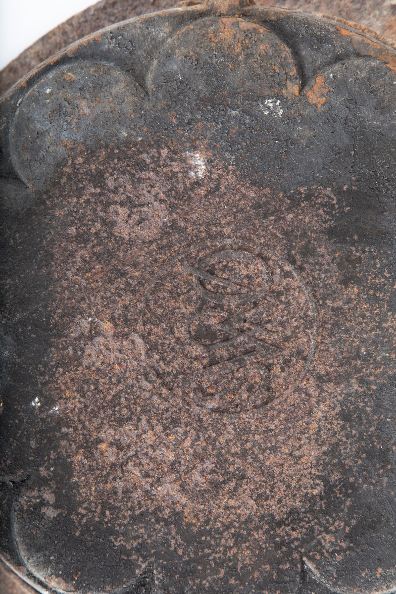 Rundt jern til bruk på vedkomfyr. Med ring