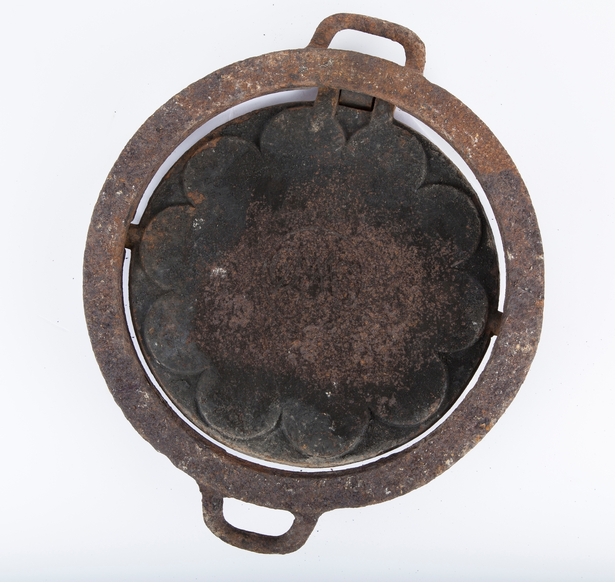 Rundt jern til bruk på vedkomfyr. Med ring