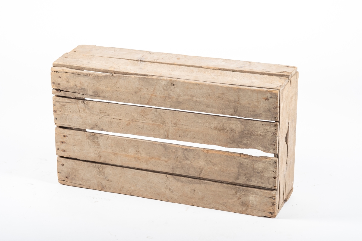 Rektangulær trekasse bstående av fire bunnplanker, med sider dannet av to paralelle, horisontale planker. Kortsidene har bærehull.