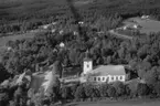 Flygfoto över Åsenhöga kyrka i Gnosjö kommun, Jönköpings län. Nr 1633/1958