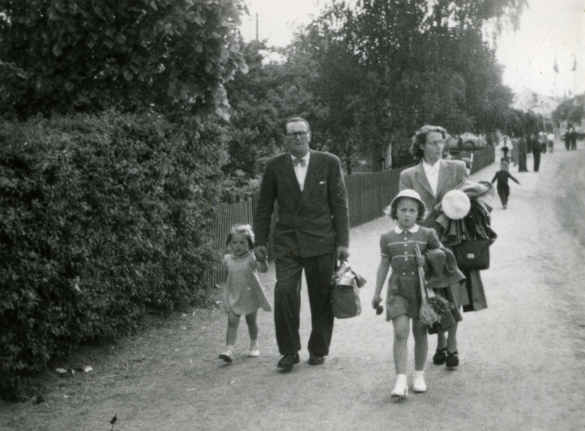 Mor Inga May, far Allan, syster Anita och jag Britt-Marie på väg till Eskilstuna djurpark.