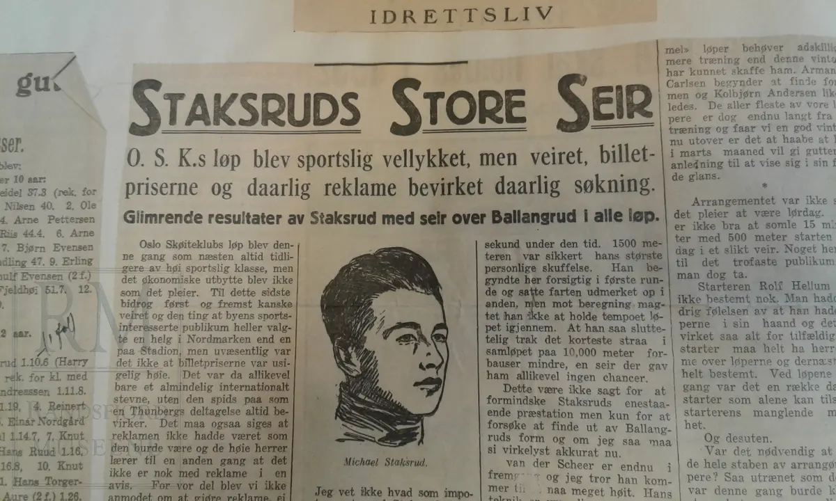 Bok med blanke ark der det er limt inn avisutklipp. Mange aviser og avisutklipp ligger løse inne i boka.