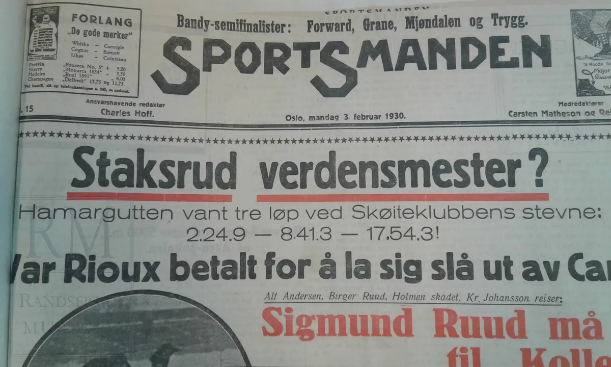 Bok med blanke ark der det er limt inn avisutklipp. Mange aviser og avisutklipp ligger løse inne i boka.