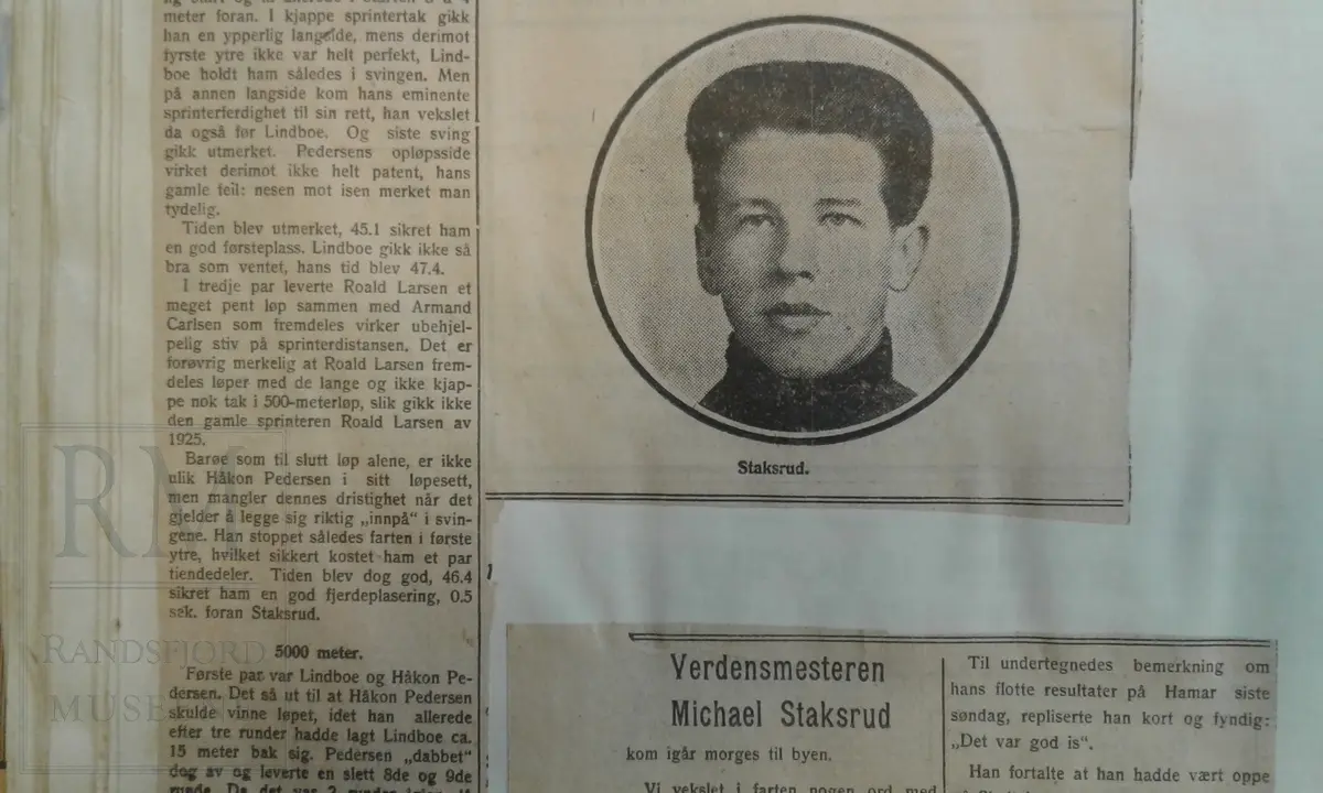 Bok med blanke ark der det er limt inn avisutklipp. Mange aviser og avisutklipp ligger løse inne i boka.