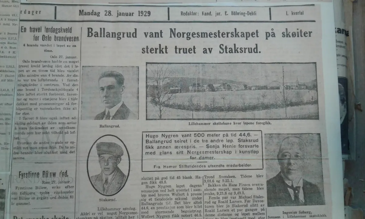Bok med blanke ark der det er limt inn avisutklipp. Mange aviser og avisutklipp ligger løse inne i boka.